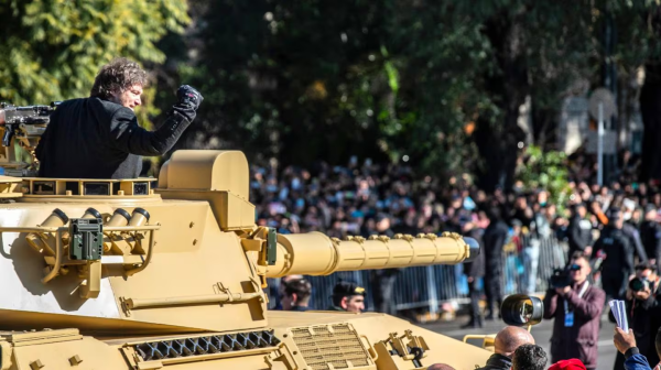 El Gobierno eval&uacute;a suspender el desfile militar del 9 de Julio en medio del ajuste en el Ministerio de Defensa