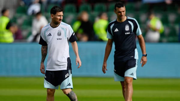 Lionel Scaloni reafirm&oacute; el compromiso de Messi con la Selecci&oacute;n argentina: &ldquo;Jugar&aacute; hasta que &eacute;l quiera&rdquo;