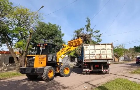 Intensifican los operativos de recolecci&oacute;n de ramas en distintos barrios de Barranqueras Las tareas se realizaron en Villa Florida Norte y Sur, Villa Rossi y el barrio Las Malvinas.