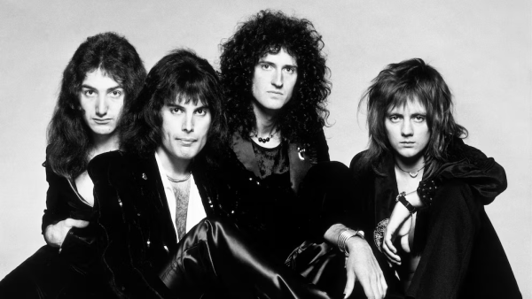 La noche en que naci&oacute; Queen: un aviso con el nombre equivocado, el ingreso de Mercury y la discusi&oacute;n por la falta de teatralidad