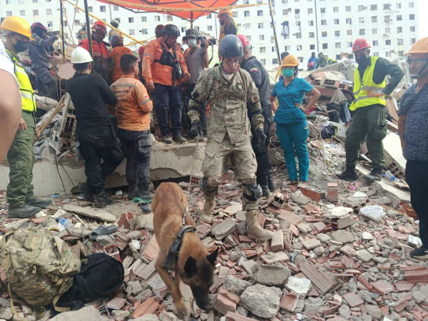 La misi&oacute;n humanitaria argentina en Venezuela rescat&oacute; a dos menores entre los escombros con la ayuda de un perro especializado