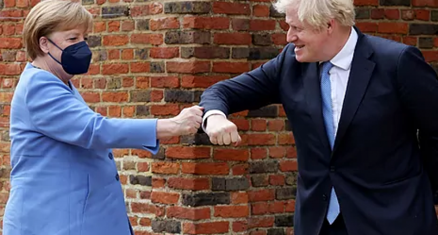 Angela Merkel lima asperezas con Boris Johnson y visita a la Reina