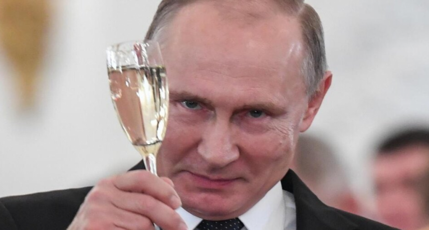 Vladimir Putin le declar&oacute; la guerra comercial a Francia por el champagne