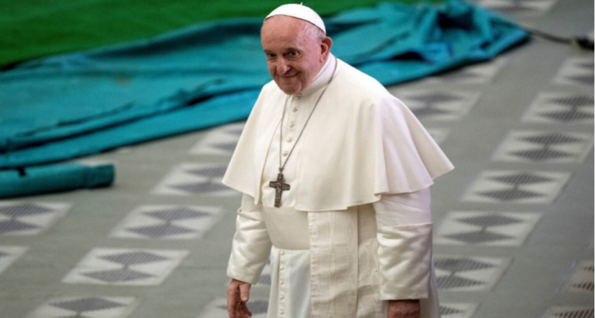 El papa Francisco "descans&oacute; bien", desayun&oacute; y camin&oacute;
