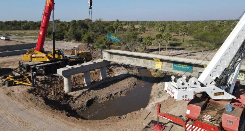Vialidad coloc&oacute; vigas en la estructura del puente sobre el Riacho Saladito