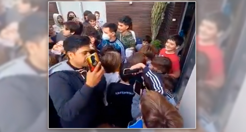 Un centenar de hinchas se acerc&oacute; a saludar a Lionel Messi en Rosario