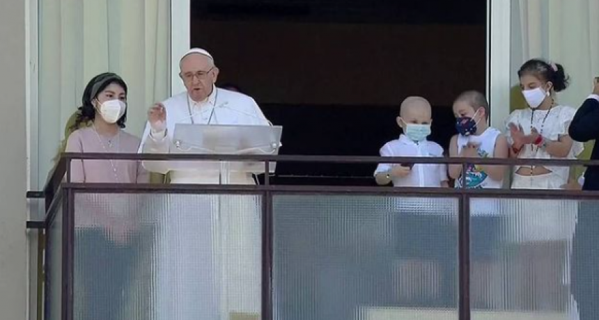 El papa Francisco hace su primera aparaci&oacute;n p&uacute;blica tras su operaci&oacute;n de colon