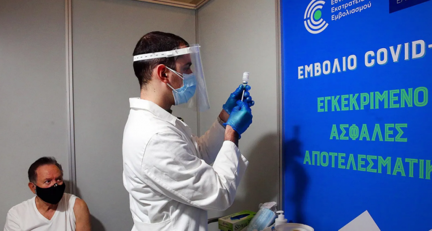 Grecia impone la vacunaci&oacute;n obligatoria para el personal sanitario y abre interiores para los vacunados
