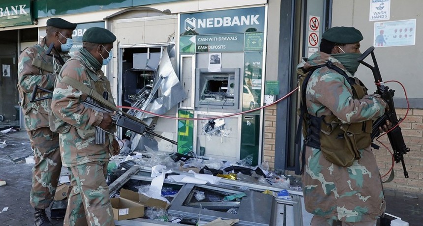 Decenas de muertos en las protestas en Sud&aacute;frica por el encarcelamiento de Zuma