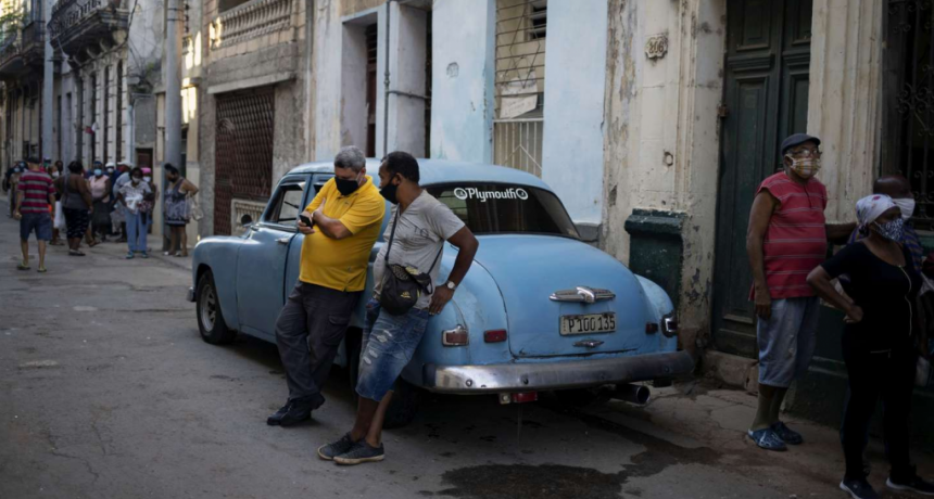 Denuncian que Cuba cort&oacute; internet y dej&oacute; a pueblos enteros sin electricidad para impedir la organizaci&oacute;n de protestas
