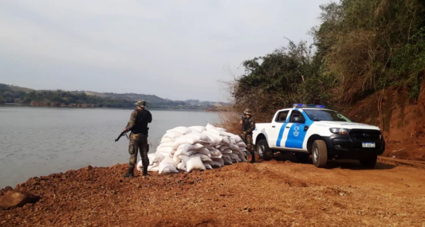 Prefectura secuestr&oacute; 10 toneladas de ma&iacute;z en la costa del r&iacute;o Uruguay