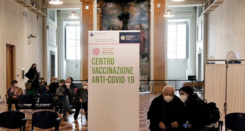 Italia prepara el "pase verde" obligatorio para entrar a conciertos, estadios y trenes