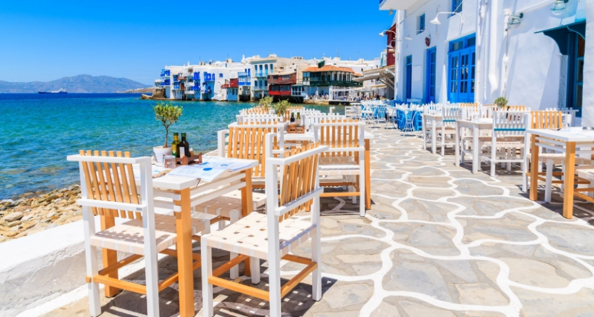 La isla griega de Mykonos reinstaura el toque de queda nocturno ante el avance del coronavirus