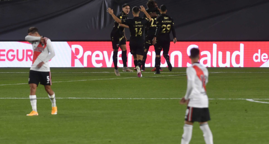 El campeón Colón, con uno menos gran parte del partido, derrotó a un River alternativo