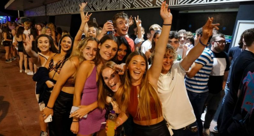 Pese a las advertencias, Inglaterra levanta la mayoría de las restricciones 