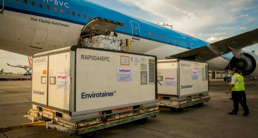 Llegan hoy al país 1,3 millones de vacunas AstraZeneca y también un nuevo cargamento de Sinopharm