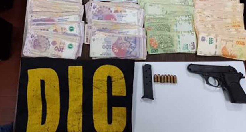 Tras investigar robo a un transportista, allanan vivienda y secuestran dinero y arma