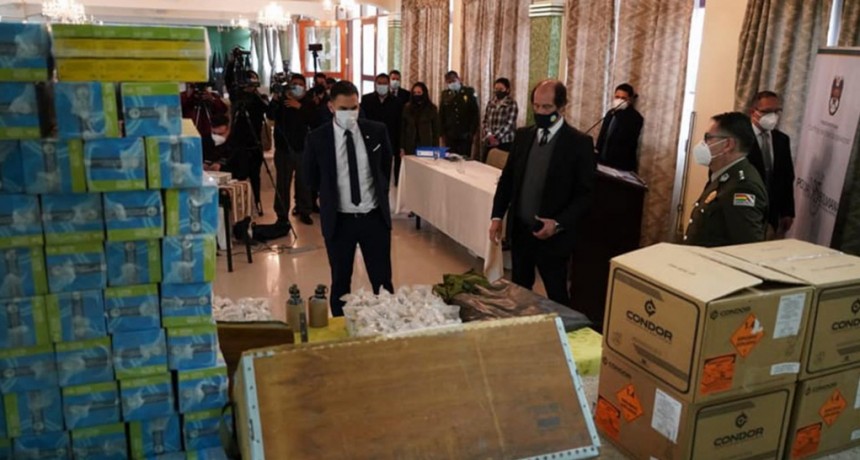 Bolivia presenta el armamento y las municiones enviadas por Argentina y Ecuador al régimen de Jeanine Áñez