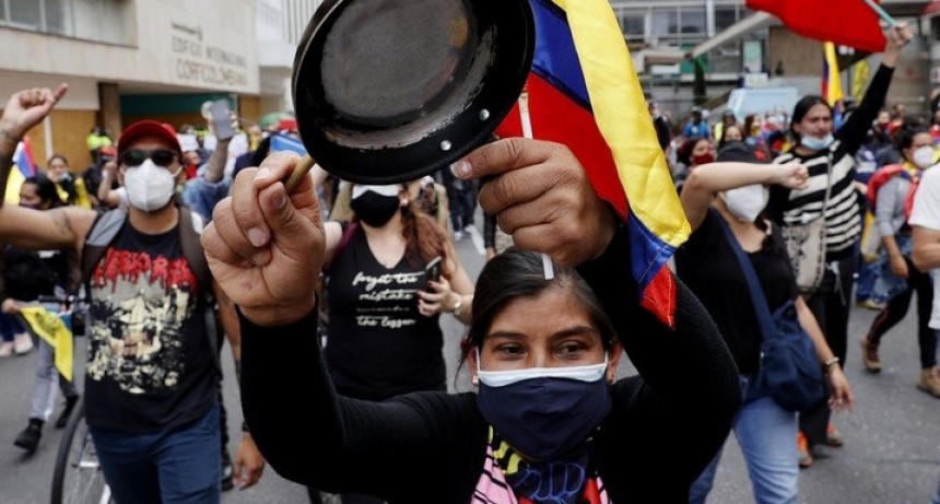 Protestas pacíficas y algunos disturbios en el Día de la Independencia en Colombia