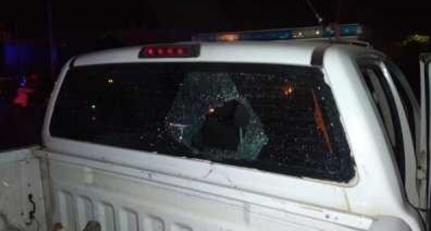Enfrentamiento terminó con el vidrio de un patrullero policial roto