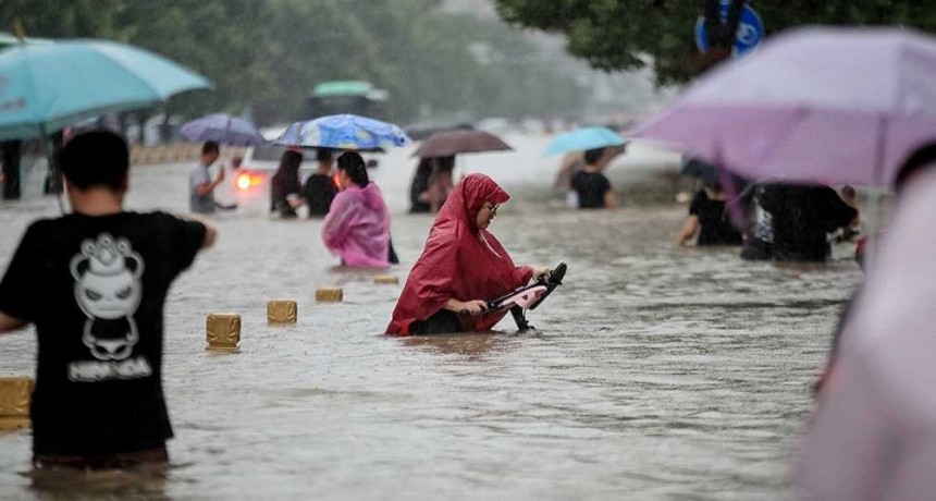 China: al menos 25 fallecidos y 200.000 evacuados por inundaciones y lluvias torrenciales