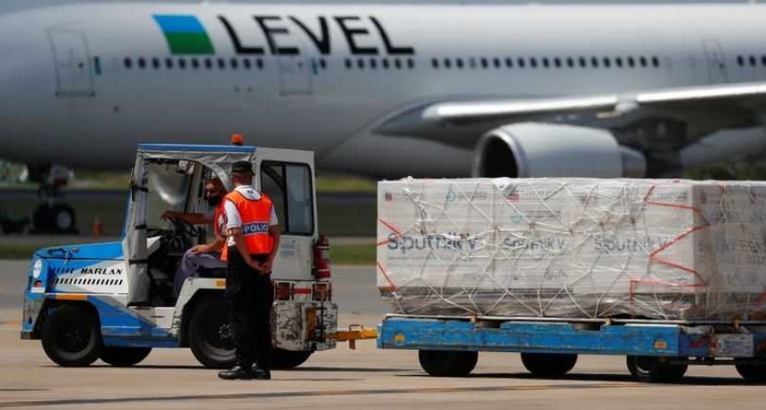 Rusia asegura que cumplirá con sus compromisos de suministro de Sputnik V a Argentina