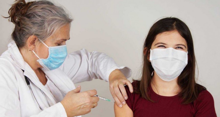 Celebran la aprobación de la vacuna de Moderna para niños y adolescentes