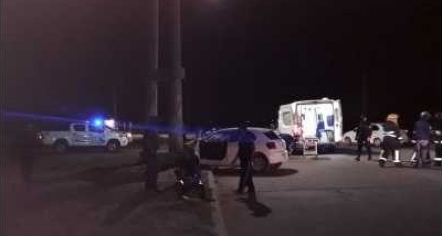 Chocó contra un poste de luz con el auto y murió