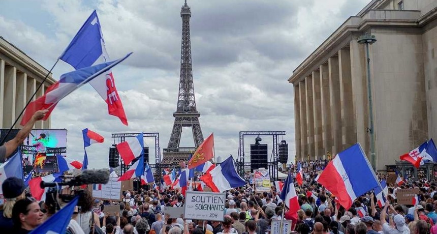 La Policía detuvo a más de 70 personas en las marchas contra el pase sanitario