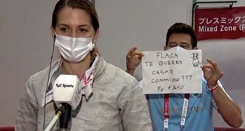 Le propusieron casamiento a la esgrimista argentina en un móvil en vivo
