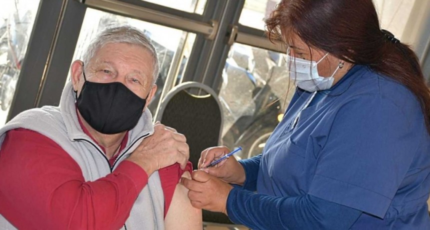 El 70,6% de la población de mayores de 18 años ya se inoculó con al menos una dosis