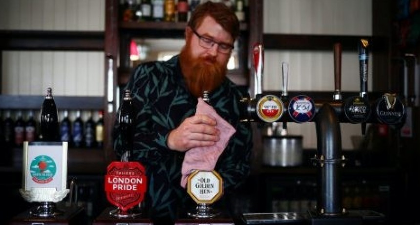 Los 'pubs' irlandeses abren a los clientes vacunados tras más de un año cerrados