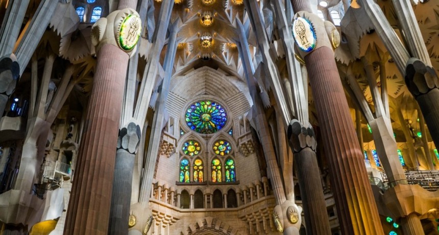 La Sagrada Familia se cubre de color