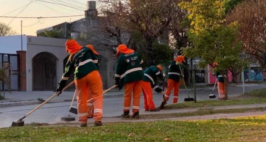 Operativo de desmalezado y barrido en Villa del Carmen de Resistencia