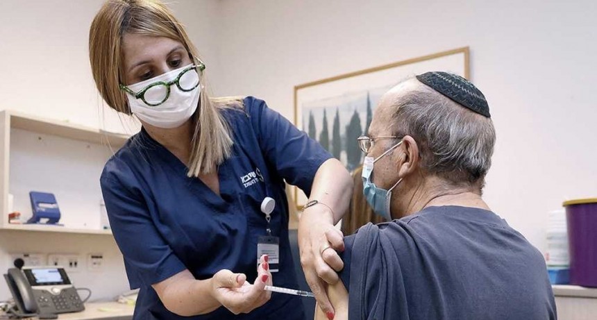 Israel está probando aplicar una tercera dosis contra el coronavirus en algunos casos