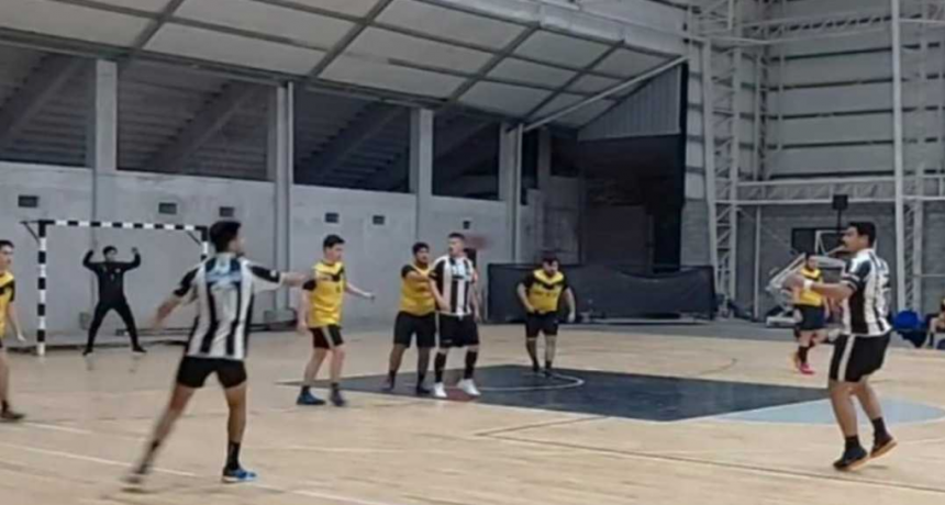 Handball: For Ever ganó, sigue invicto y como único puntero