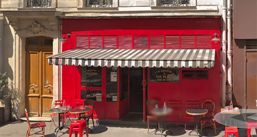 Un coche arrolla la terraza de un bar en París 