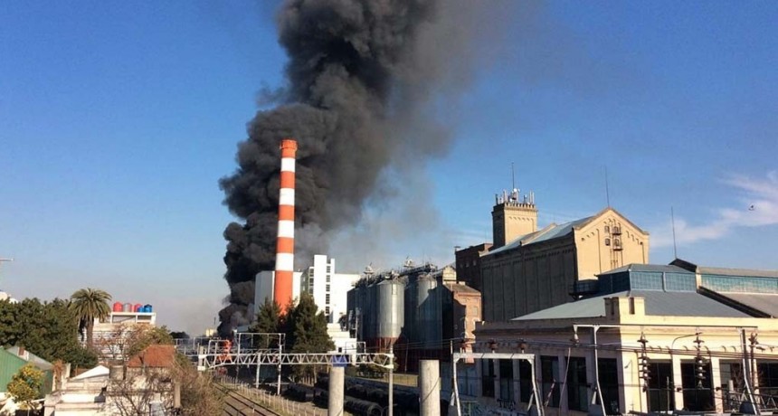 Bomberos controlaron un incendio en la Cervecería Quilmes sin que se registraran víctimas