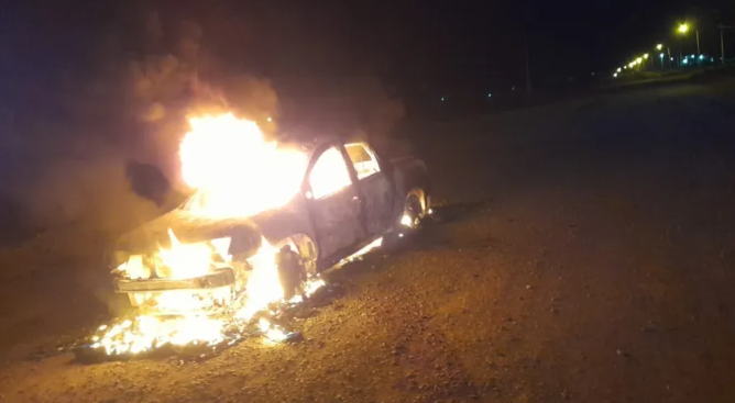 Horror en Fontana: encontraron un cuerpo calcinado dentro de un auto que se estaba incendiando