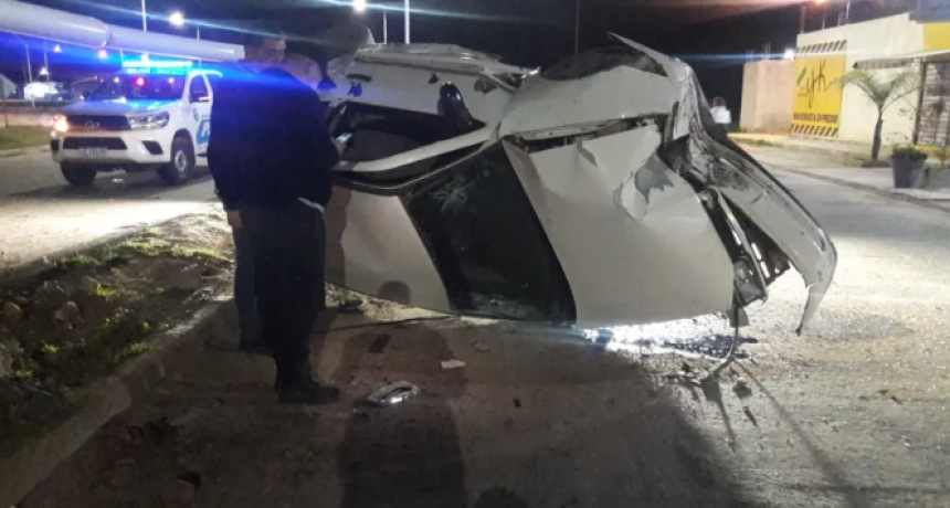 Chocó contra una jirafa de alumbrado público en Av. 25 de Mayo, volcó y dijo que perdió el control de su auto