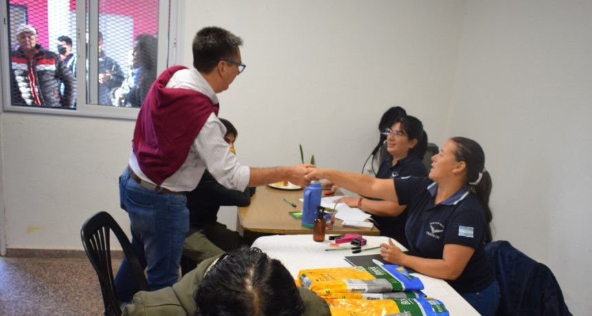 “Licencia Móvil” en Barrio Parque Independencia: Gustavo Martínez acompañó la jornada en la que más de 100 vecinos renovaron su carnet