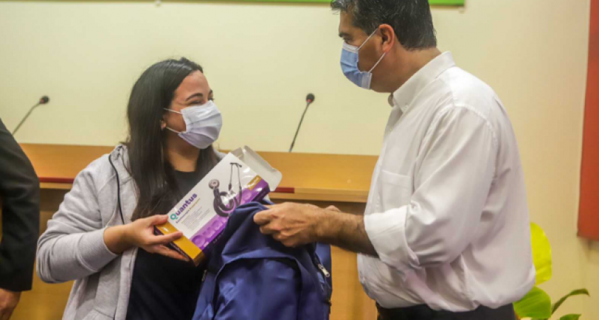 El Gobierno provincial entregó mochilas técnicas para 270 estudiantes de la Escuela de Salud Pública