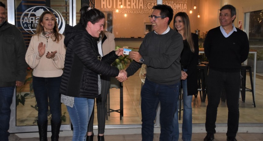 Gustavo Martínez entregó carnets de manipulación de alimentos a trabajadores gastronómicos