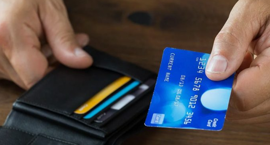 Los gastos en dólares con tarjetas de crédito pagarán el 45% de percepción