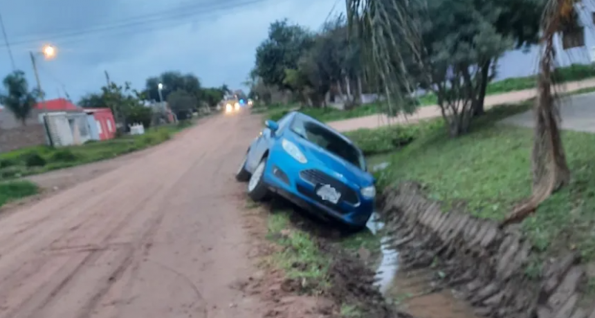 Perdió el control de su automóvil y terminó dentro de una cuneta