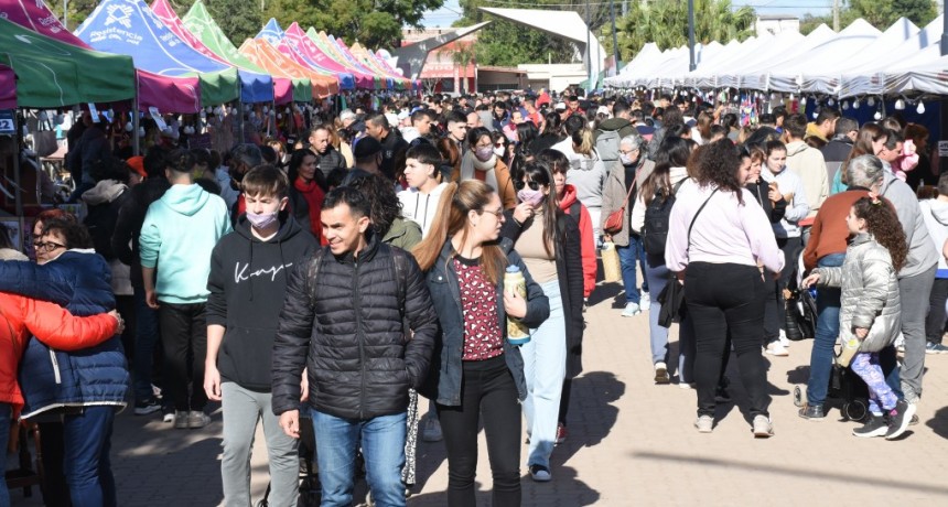 “Resistencia se está convirtiendo en un punto turístico por excelencia”, aseguró Gustavo Martínez en su recorrida por la Bienal
