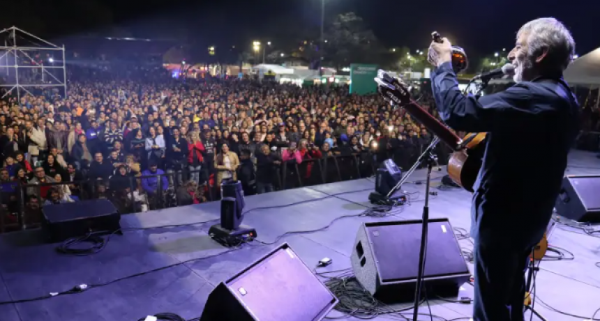 Jornada a puro folclore en Resistencia: Peteco Carabajal y Lucas Monzón subieron al escenario en la Bienal