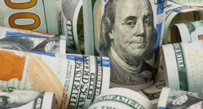 Sigue subiendo: el dólar libre se ofrece a 307 pesos y vuelve a marcar un récord