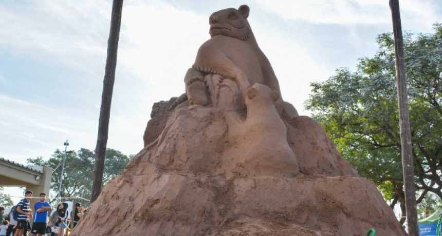 Se inauguró la escultura en arena de Alejandro Arce