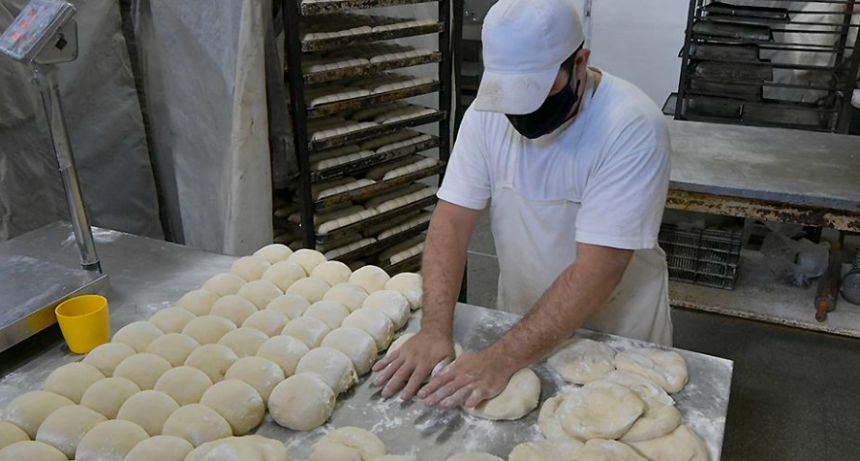 El pan ya se vende a más $300 el kilo y el lunes volvería a aumentar